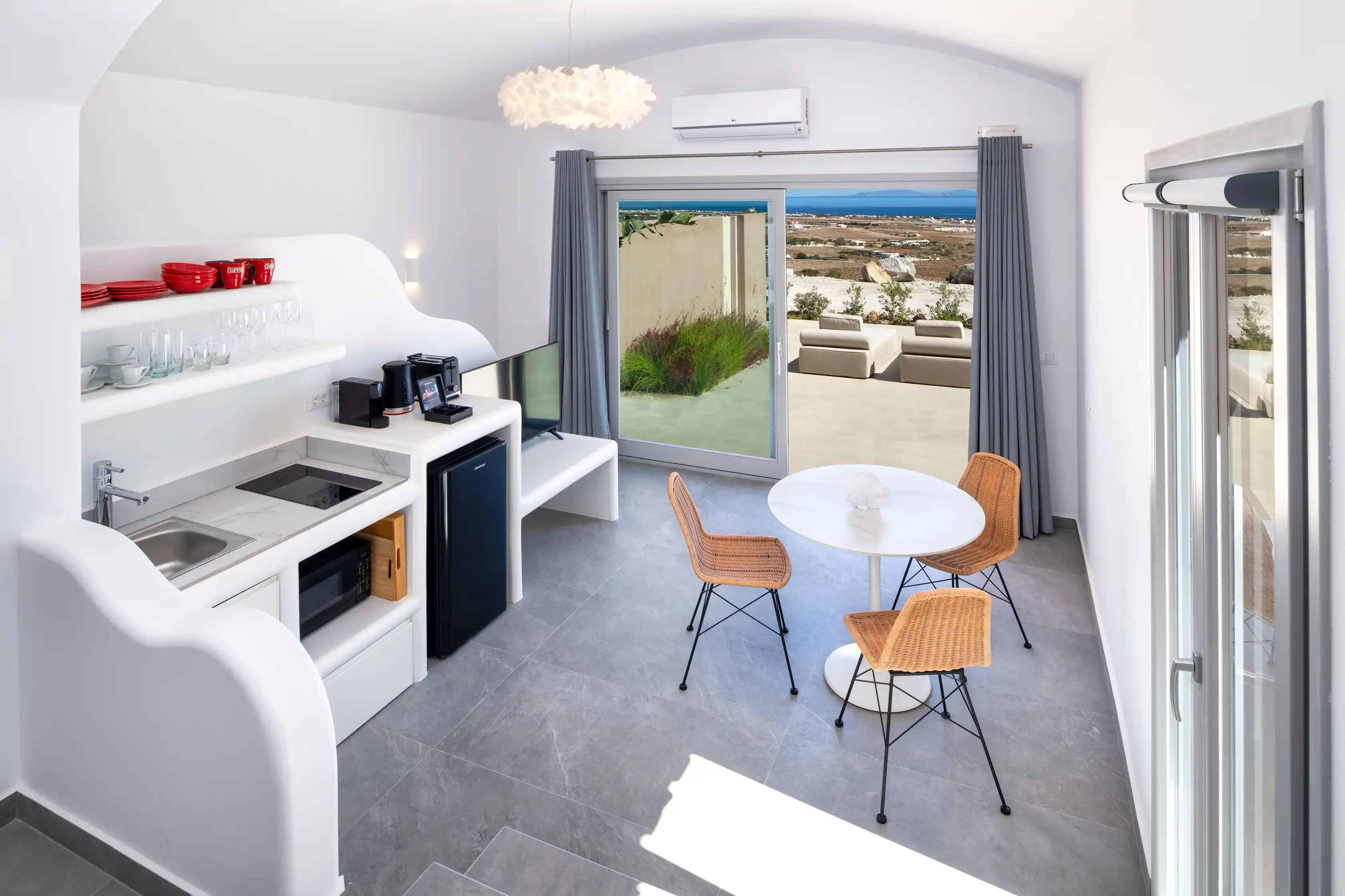 Superior Cave Villa kitchen and dining area with sea view - Modern kitchen with panoramic vistas