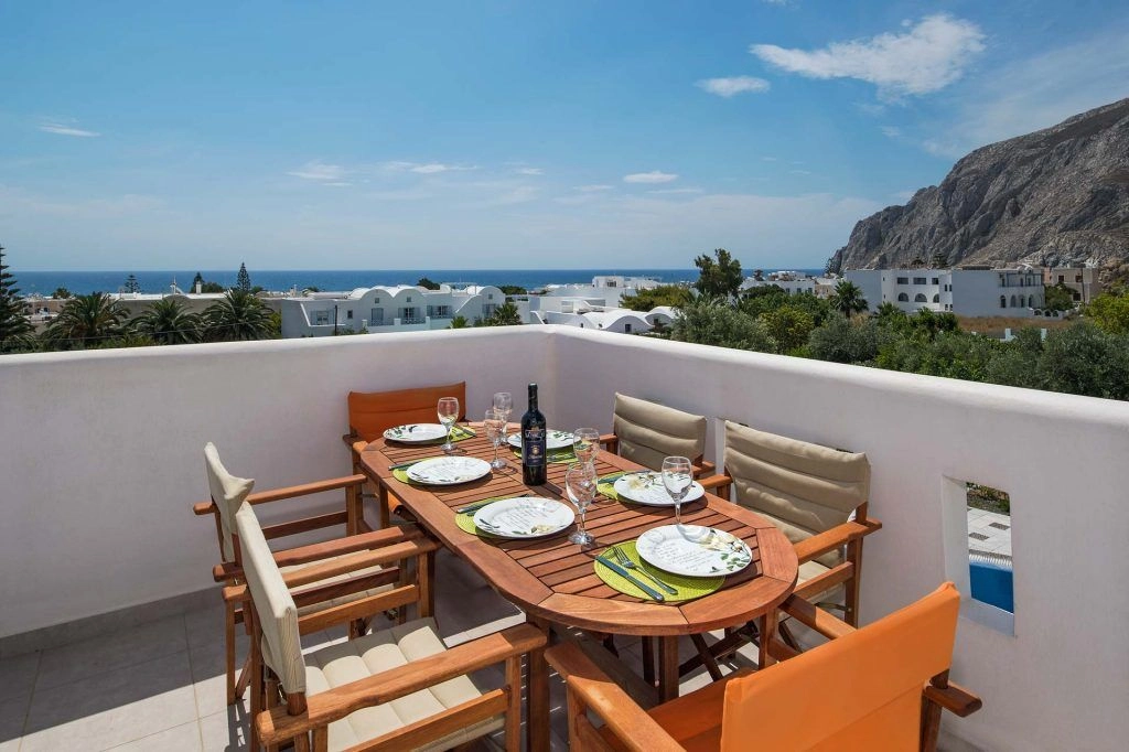 Villa Grégoire balcony with panoramic views - Private terrace with mountain and sea views in Santorini